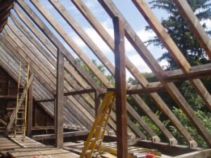 Fixing wooden beams on a post and beam barn