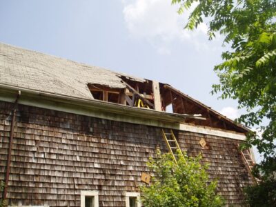 A house with a roof that has been damaged.